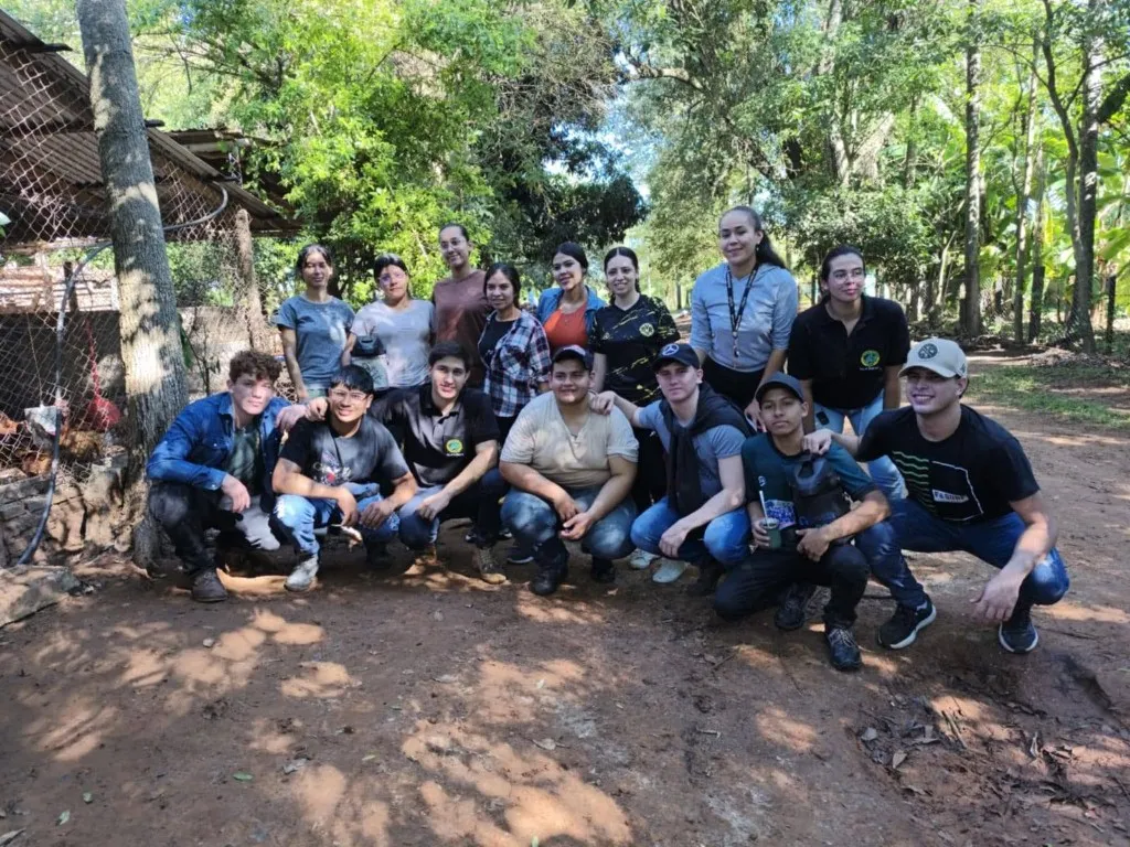 Grupo de estudiantes del Campo Experimental en actividad al aire libre