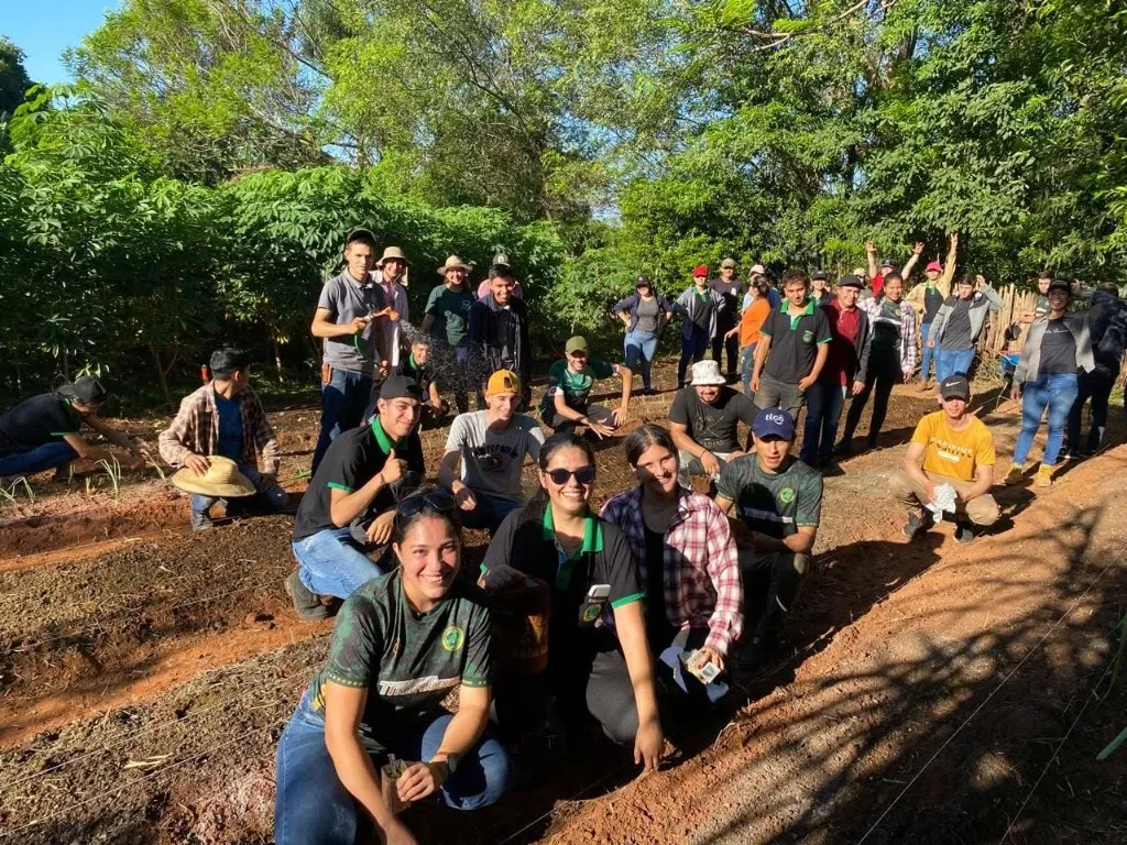 Estudiantes en labores de campo y siembra en el Campo Experimental