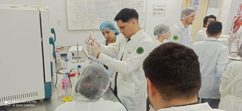 Estudiantes en prácticas de laboratorio — FCA UNVES