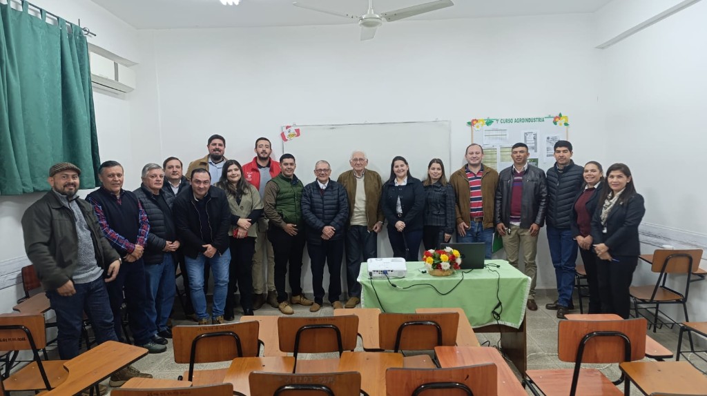 Plantel docente de la FCA UNVES en el aula
